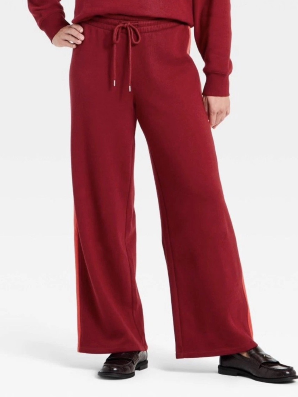 Universal Thread™ Women's Mid-Rise Straight Leg Fleece Pull-On Pants - Maroon L